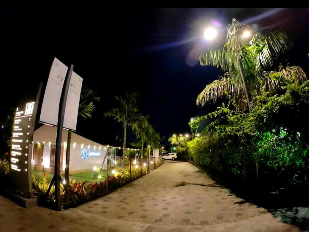 The Democracy Hotel & Resorts Нашик Екстериор снимка
