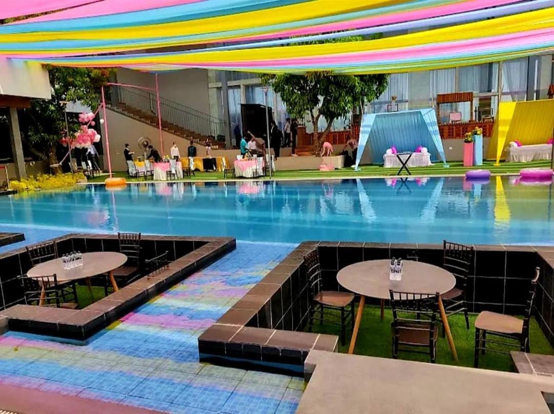 The Democracy Hotel & Resorts Нашик Екстериор снимка